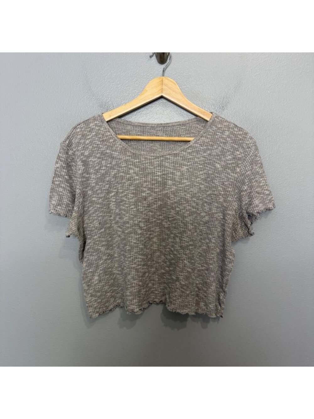 AMERICAN EAGLE lettuce trim baby tee in light gray size XL